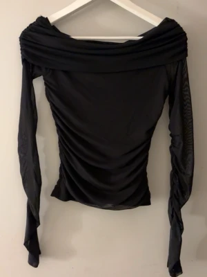 Off shoulder blus - Säljer denna tunnare off shoulder blus med skrynklig stretch längst sidan av magen & ärmarna, en lite mer fin tröja💕