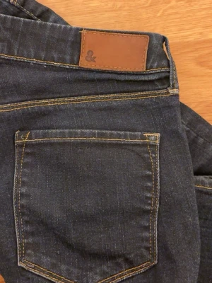 Jeans - Säljer dessa mörkblå jeans från hm💕lappen är utsuddad på sista siffran så skulle gissa att det står 32/37