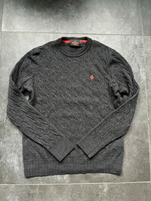 Morris tröja kabelstickad merinoull  - Tjena, säljer nu denna riktigt snygga och populära Morris kabelstickad merinoull tröjan, den har tyvär krymt i tvätten, hör av er vid frågor och funderingar🙌🤝 