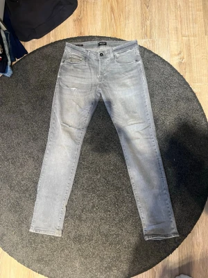 Jack and Jones jeans  - Ett par gråa jack and Jones jeans i modellen slim/glenn. Storlek 31/32, modellen på bilden är 187. Om det är något du undrar över så är det bara att fråga 