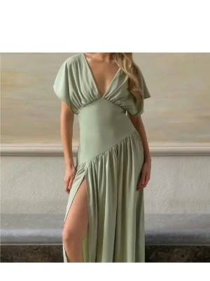 Grön långklänning Gina tricot - Helt ny klänning från Gina Tricot, storlek 34