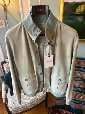 Valstar Valstarino Jacka - Valstar Valstarino jacka, one of one för riktiga entusiaster och samlare. Det här är en helt otrolig jacka från Valstar i deras mest kända modell Valstarino. Den har en distressed look så man kan ha den mellan både formella tillställningar och streetwear. Det här var en jacka som inte släpptes officiellt utan bara var ett sample. Köpt för 15000kr. Developed in 1935 in response to the iconic A1 Flight Jacket, our Valstarino is our signature creation that's garnered fans worldwide.