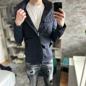 Oscar jacobson field jacket  - Mycket bra skick, inga defekter! Passar dig som är mellan 183-193 ungefär. Nypris ca 4000kr. Modellen är 185 cm, 75kg. Passar bra nu till våren! Skriv för mer information!🤝 