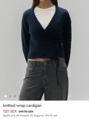 Mörkblå omlottkofta från Gina Tricot - Säljer en mörkblå stickad omlottkofta från Gina Tricot i ullblandning i storlek S, helt oanvänd. 💕