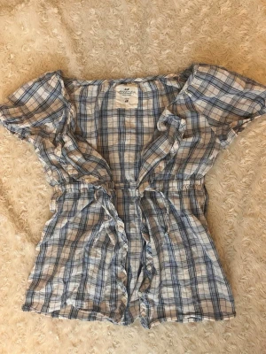 Mönstrad blus - Vintage knäppbar tshirt med mönster från H&M, bra skick, storlek XS(32-34)-S(36)