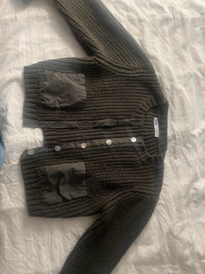 Populär kofta från zara  - Jätte söt kofta från Zara som inte säljs längre, OBS första bilden är lånad! Knappt använd super skick🤗 skriv om ni har frågor eller vill ha fler bilder☺️💞🥰