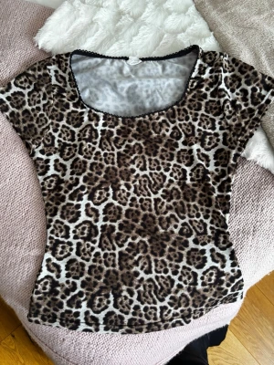 Leopardmönstrad topp - Snygg topp med leopardmönster i bruna och svarta toner. Materialet känns mjukt och stretchigt. 