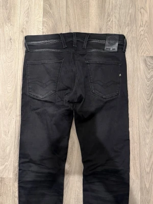Replay Anbass Hyperflex Jeans Svart W30/L34 - Slim Fit - Mycket fint skick. Storlek W30/L34. Mått - Midja: 42cm, Ytterbenslängd: 109,5cm, Benöppning: 15cm. Modellen är 185cm & 63kg. Hör av dig vid funderingar!🤝