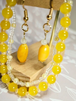 Paket: Gula Bärnstens örhängen och armband i glas Bright Amber - Ett set elegant armband i glaspärlor med matchande örhängen med solgul äkta bärnsten. Örhängeskrokarna är guldpläterade.  Nytt med prislapp, handmålad etikett med texten Bright Amber.  De färgglada glaspärlorna är 3-6 mm i diameter. Armbandet är 18 cm i omkrets med stretchigt och hållbart kristallband.  Perfekt som present eller en härlig unik detalj till dig själv. Denna storlek passar de allra flesta vuxna kvinnor, skulle du behöva ändra storleken är du varmt välkommen att höra av dig.