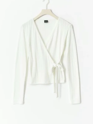 Vit omlottopp från Gina Tricot - Topp från ginatricot. Slutsåld i alla storlekar. Säljer då den inte kommer till användning