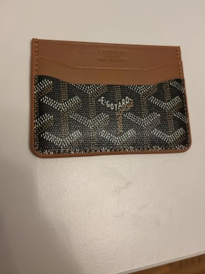 svart och brun korthållare - helt ny modern korthållare av högsta kvalite.