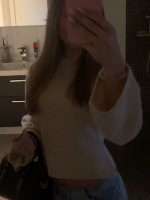 Beige croppad tröja med vida ärmar - Säljer en beige croppad tröja med vida ärmar, materialet är mjukt och bekvämt! Har bara använt den 4 gånger💗