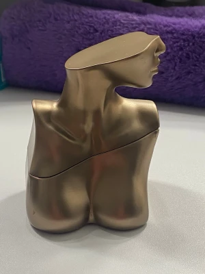 Billie Eillish Parfym  - Parfymen öppnar med en harmonisk kontrast av saftiga röda bär, mandarin och sockrade blomblad. Därefter möts vi av delikata och krämiga vaniljnoter, mjuka kryddor och kakao. I basen träder tonkaböna, eleganta träslag och varma mysknoter fram och omfamnar din hud med en sensuell värme som dröjer kvar. Flaskan är inspirerad av Billies favoritdelar på kroppen: halsen, nyckelbenen och bröstet – en tilltalande balans av vackra vinklar och mjuka kurvor. Använts typ 3-4ggr