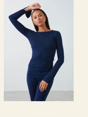 Mörkblå långärmad soft touch topp - Mysigt loungewear-set i mörkblå färg med långärmad topp och matchande byxor. Setet har en slimmad passform och är tillverkat i ett mjukt och stretchigt material som passar perfekt för hemmakvällar. Enkel och stilren design utan synliga detaljer.