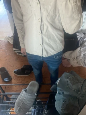 Beige skjorta från Ciszere  - Säljer en beige skjorta från Ciszere med klassisk krage och bröstficka. Skjortan har långa ärmar och stängs med stora knappar framtill. Perfekt till jeans eller chinos för en clean och enkel stil.