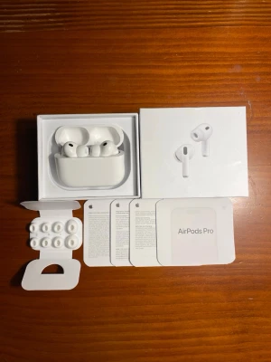 AirPods Pro 3 - Den nyaste AirPods Pro modellen, helt oanvänd och i original lådan ✅. De kommer med extra silikontoppar i olika storlekar och olika lägen som ex. Brusreducering och Transparens. Skicka gärna prisförlag och skriv om du har frågor!