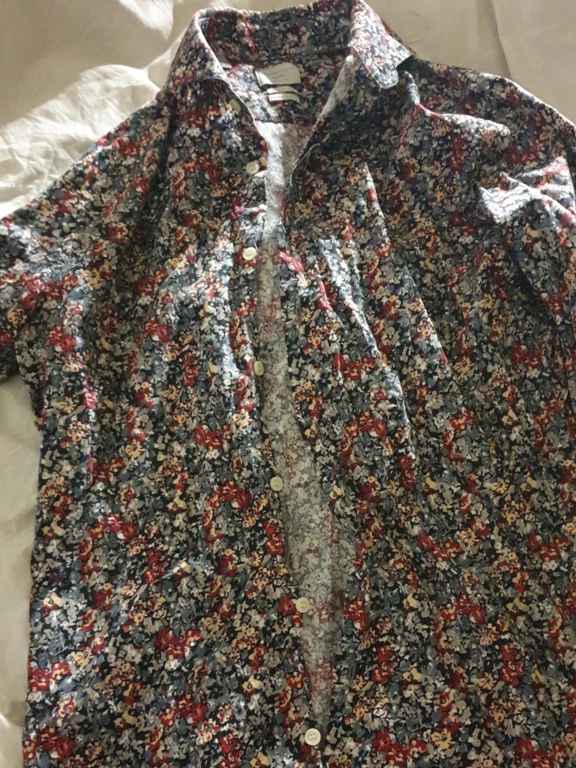 Blommig skjorta med knappar