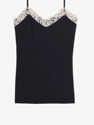 Svart linnetopp med spetsdetaljer - Snygg svart linnetopp med tunna axelband och vit spets längs v-ringad halsringning. Perfekt att styla med jeans eller kjol för en trendig look. Materialet känns mjukt och lätt mot huden.