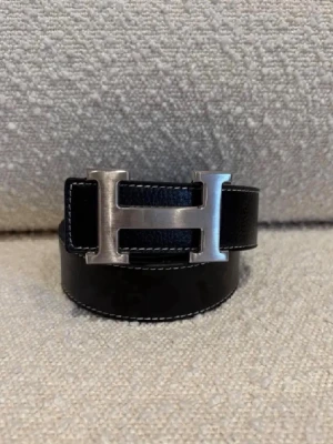 H-bälte - Säljer ett snyggt svart H bälte från ett känt varumärke. Kom dm för eventuella frågor 🧐pris kan alltid diskuteras 