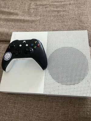 Xbox series s - Säljer en vit Xbox series S spelkonsol med tillhörande svart och vit trådlös handkontroll. Sladdar som hdmi och strömkabel ingår och hör av dig vid minsta fundering för denna stilrena Xbox