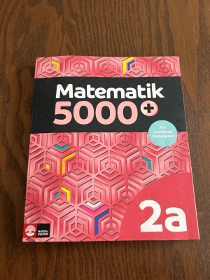 Matematik 5000+ 2a kursbok - Säljer kursboken Matematik 5000+ 2a från Natur & Kultur. Boken har ett färgstarkt omslag i rosa med geometriska mönster och vita detaljer. Perfekt för gymnasiets matematikstudier enligt reviderad ämnesplan.