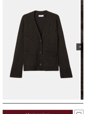 Mörkbrun kofta från Wera - Mysig mörkbrun kofta från Wera med v-ringad hals, den är aldrig använd och prislappen finns kvar. Köpt för 899kr