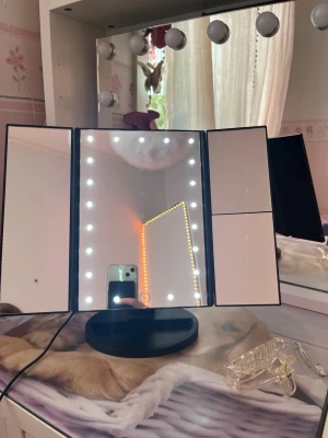 Sminkspegel - Säljer en sminkspegel för 150 kr, använt några gånger, men inte alls många. Den har mest stått på mitt skrivbord men har inte använt den.