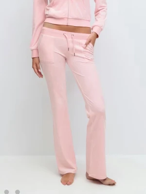 Velour trousers - Byxor ifrån Gina köpta för 3 mån sedan använda några ggr .Pris kan diskuteras och skriv för bilder o pris❤️väldigt Low waist 
