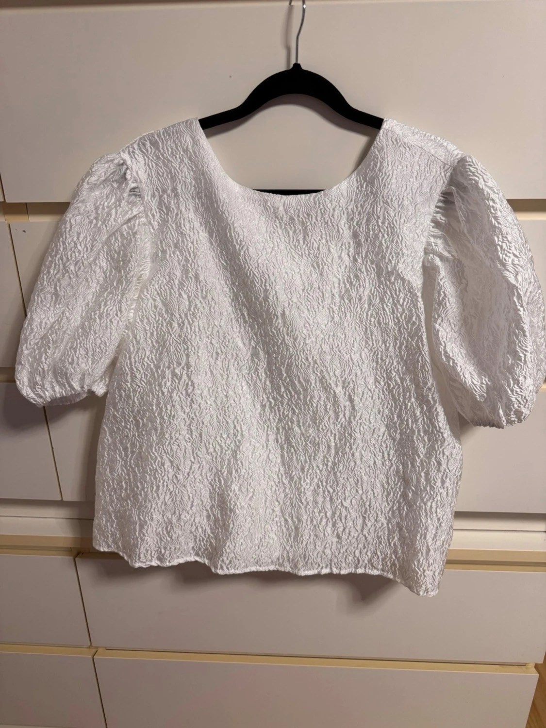 Vit puffärm blus med knyt i ryggen