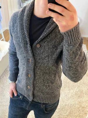 Stickad cardigan  - Cardigan | Mycket bra skick | Size - L | Pris 399 | Hör av dig vid minsta fråga eller fundering📩