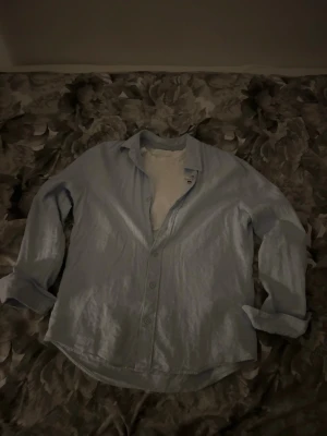 Ljus blå skjorta - Svin schysst skjorta som passar perfekt för varma sommar dagar eller med en vit t shirt under. Knappt använd och har inga skavanker. Storlek s som passar 180-175