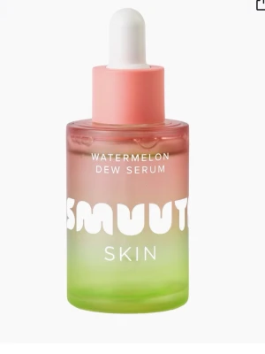 Smuuti Skin Watermelon Dew Serum - Fräsch toner i en snygg glasflaska med rosa och grön färgskiftning. Kommer med pipettlock i matt rosa och har texten 'Watermelon Dew Serum' på framsidan. Perfekt för dig som vill ha glow och återfuktning.