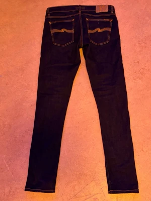 Mörkblå skinny jeans från Nudie - Tjena säljer nu mina nudie som är köpa för 3 veckor sen dom är använda 3 gånger inga tecken på användning har kvitto kvar säljer då dom är för små skriv för mer frågor mvh ResellCLTS modellen är 167 Cm och väger 57 sitter lite stort på honom så skulle nog passa 170-180 beroende på önskad passform skriv för mer frågor privat.     