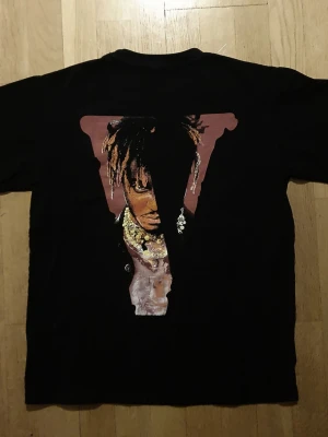 Juice WRLD T-Shirt | M / Medium | Hip-Hop - T-Shirt med Juice WRLD tryck på framsidan (små tryck) och baksidan (stort tryck).  Medium (Mått finns på bilderna!) 100% bomull.  Se bilder.  Kika in mina andra annonser!