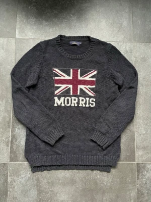 Morris stickad tröja  - Tjena, säljer nu denna riktigt snygga och populära Morris tröjan, den är i bra skick, hör av er vid frågor och funderingar🙌🤝 