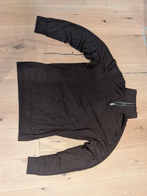 Fet quarter zip från jack & jones - Passar perfekt om du är 180ish knappt använd 