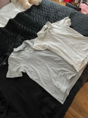 3 pack pikéer  - Säljer nu mina pikéer! Vita piké - ifrån lager 157, helt okej skick. Svarta piké - ifrån cutter and buck, bra skick. Gråa piké - ifrån lager 157, väldigt bra skick