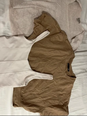Tre fina toppar🌸 - Fin linne från Stradivarius, Storlek M Brun kortare t-shirt från Lager 157, Storlek M Stickad t-shirt från HM, Storlek M  Passar perfekt dagar du inte vet vilken stil du vill bära🌸  Säljer då jag inte längre använder dessa tröjor.   Djurfritt och rökfritt hem 🏠