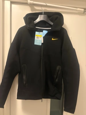 Svart Nike Nocta - Svart Nike nocta hoodie, riktigt snygg och skön. Helt ny fick hem igår men passade inte mig Tyvär därför säljs den. Aldrig använda Storlek S. Pris kan diskuteras vid snabb affär!!☺️
