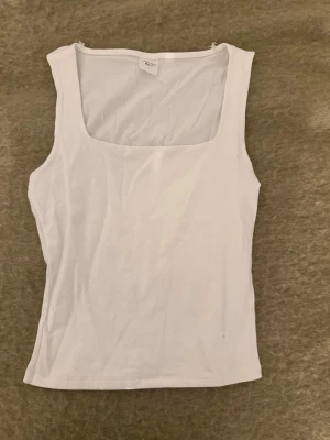 Vit topp - Vit topp från Gina Tricot, knappt använd och storlek S ❤️ Skriv vid frågor eller liknande, jag försöker svara så fort jag kan ❣️