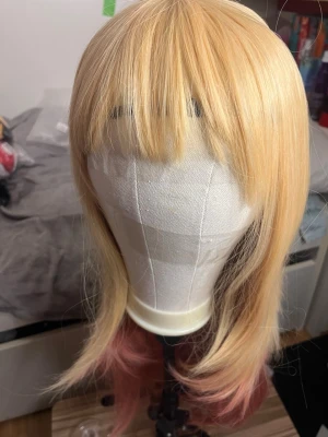 Blond-rosa peruk - Köpte som ett paket när jag köpte en annan cosplay och har inte haft någon användning för peruken. Endast provad! Aldrig använt längre än 5 minuter i streck.