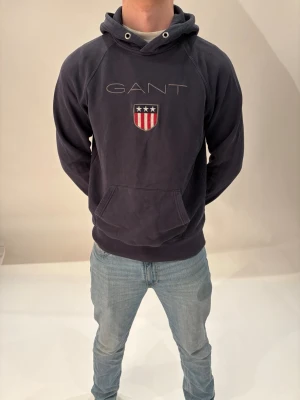 Gant Hoodie -  Säljer en Gant hoodie i storlek L, bra skick! Skriv vid frågor 