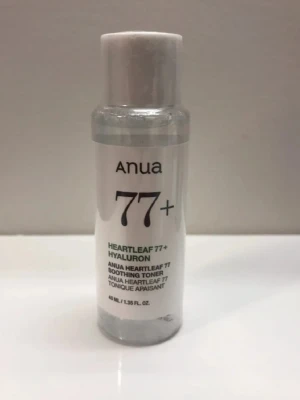 Anua Heartleaf 77+ Hyaluron Toner - En genomskinlig toner från Anua med Heartleaf 77+ och hyaluron. Kommer i en liten plastflaska med vitt lock och minimalistisk design. Perfekt för att återfukta och lugna huden i din hudvårdsrutin.