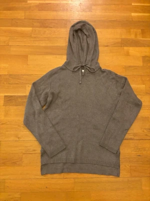 Grå stickad hoodie med huva - Grå stickad hoodie med huva. Mjukt material. Den är ifrån dobber i storlek xs! Pris kan diskuteras! 💕