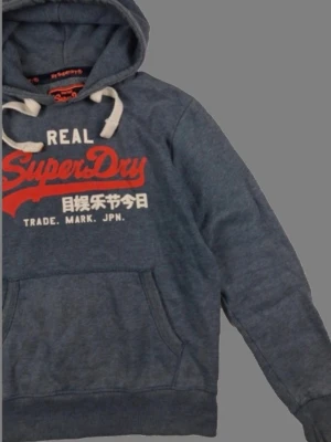 Superdry hoodie - Skön super Dry hoodie i prima skick inga defekter alls skriv till mig om ni undra nått eller vill ha mått alltid aktiv!