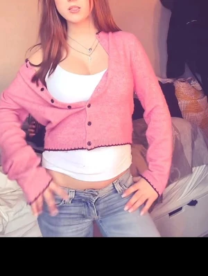 Rosa kofta med svarta knappar - (PRIS KAN DISKUTERAS MKT) Köpte för 450 säljer för vad som helst .  Söt rosa kofta med svarta knappar och diskret svart kant längs muddar och nederkant. Koftan har en kort och lite oversized passform med långa ärmar. Perfekt att slänga över ett linne för en avslappnad look.