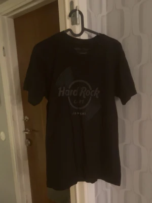 Hard Rock Cafe Las Vegas t-shirt -  svart t-shirt från Hard Rock Cafe Las Vegas med klassiskt tryck framtill. Den är M men den är oxå over size så passa L oxå