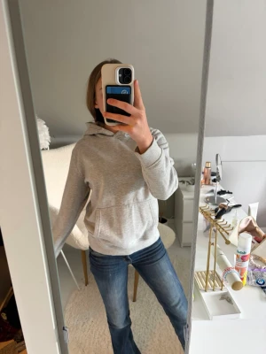 Ljusgrå basic hoodie - En enkel och stilren ljusgrå hoodie med huva strl 150 men passar mig som är 160.