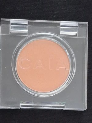 CAIA Matte Eyeshadow Tan - Matt ögonskugga från CAIA i färgen Tan. Kommer i en rund dosa med transparent lock där CAIA-loggan är ingraverad. Skuggan har en varm, beige-brun ton och är pressad i puderform. Perfekt för en naturlig look och enkel att blenda.