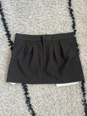 Kjol 🩶 - Fin mörkgrå minikjol från H&M i storlek M. Fint skick 🩶  